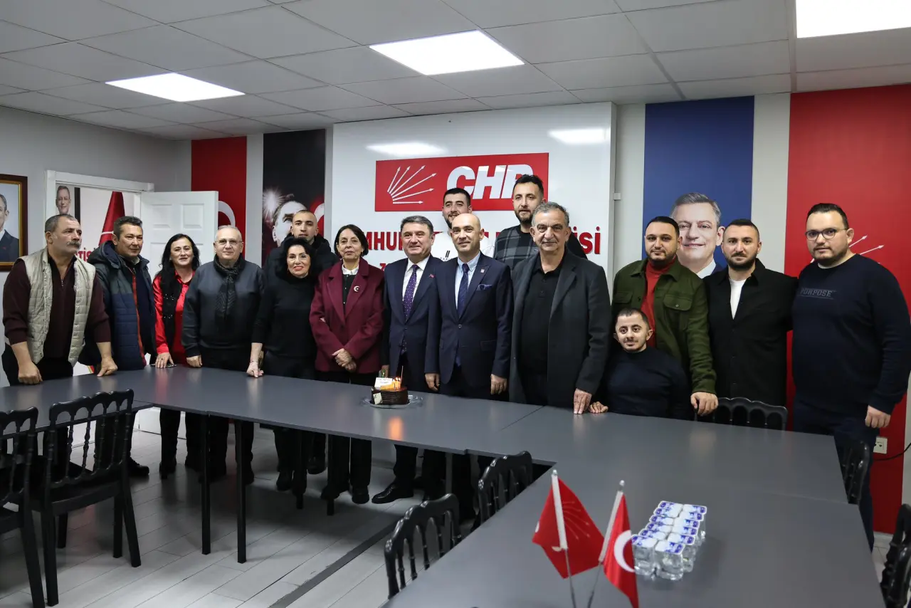 bir veya daha fazla kişi, haber odası ve şunu diyen bir yazı 'CHE NHUE HUI și' görseli olabilir