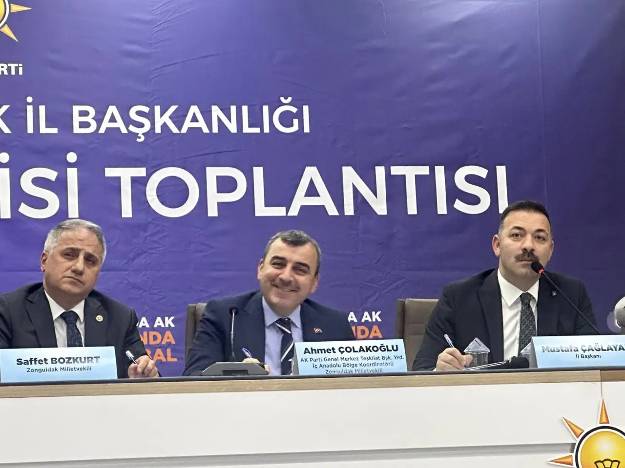 şunu diyen bir yazı 'Ti İL BAŞKANLIĞI si TOPLANTISI AK NDA AL Saffet BOZKURT Zonguldak SaffetBOZKURT Milletvekili V A AK IDA AhmetÇOLAKOĞLU kilatBak PIatBIK Yrd. Ahmet ÇOLAKOĞLU A AKP Parti R AP PartiGenel M Keeedinatór ao htleet Seteka MustaioCAGLAY Baskani Muslala ÇAĞLAYA' görseli olabilir