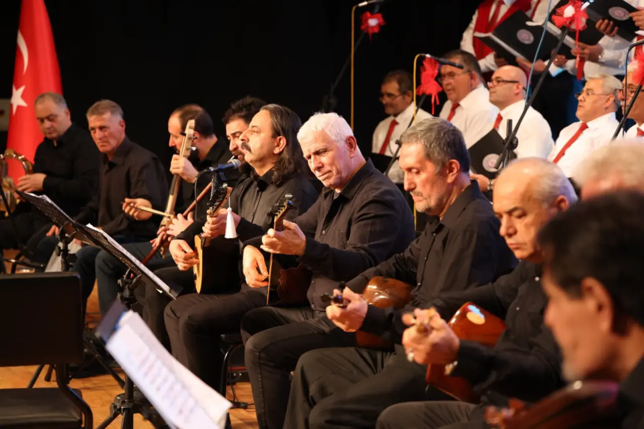 klarnet ve keman görseli olabilir