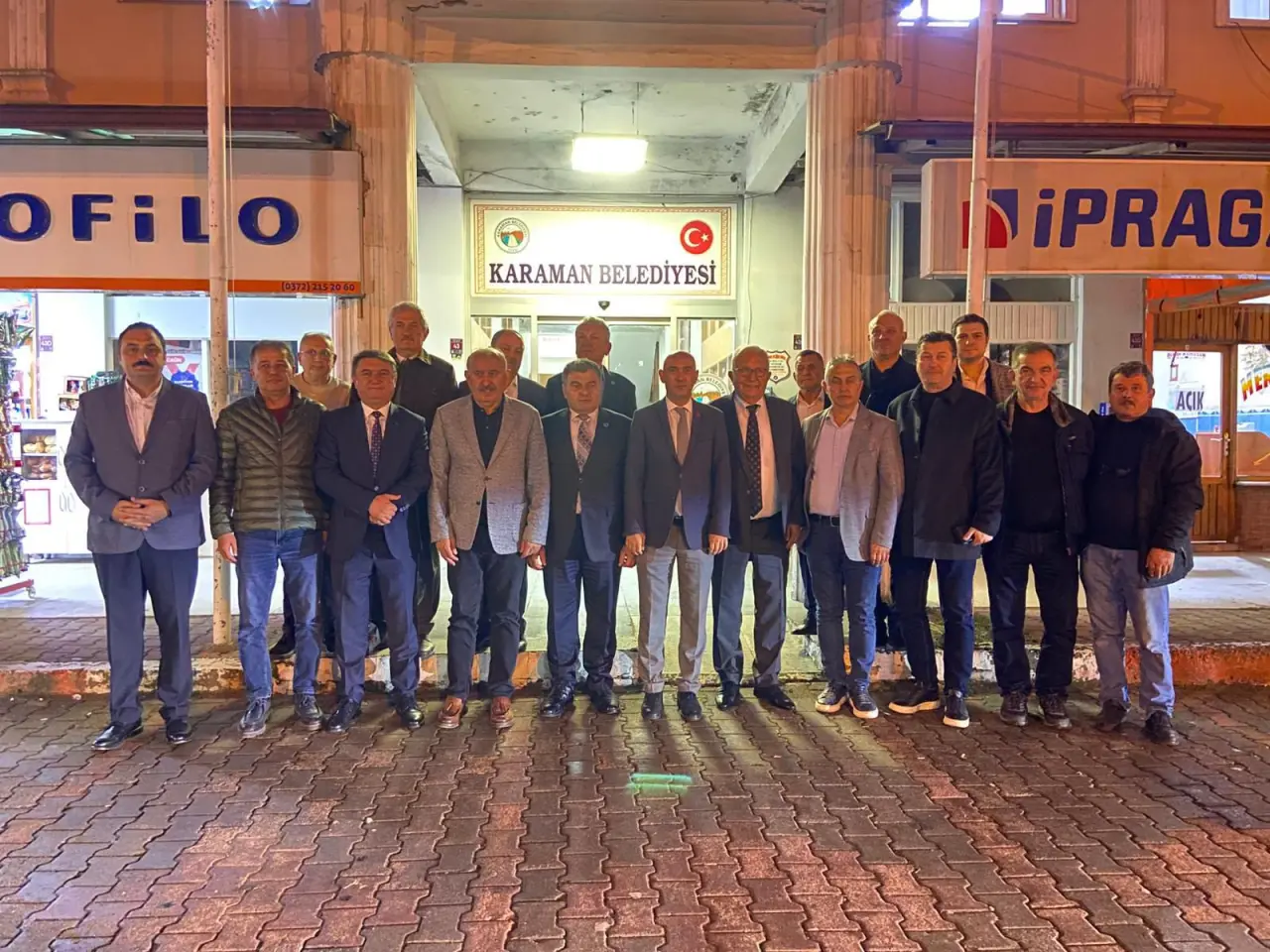 bir veya daha fazla kişi ve şunu diyen bir yazı 'OFiLO ዓብ KARAMAN KARAMANBELEDİYESİ BELEDİYESİ DIPRAG iPRAG' görseli olabilir