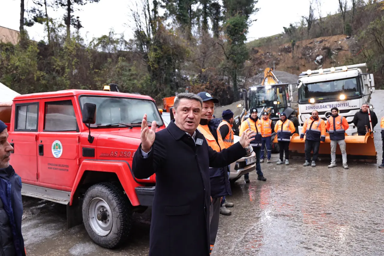 bir veya daha fazla kişi ve yazı görseli olabilir