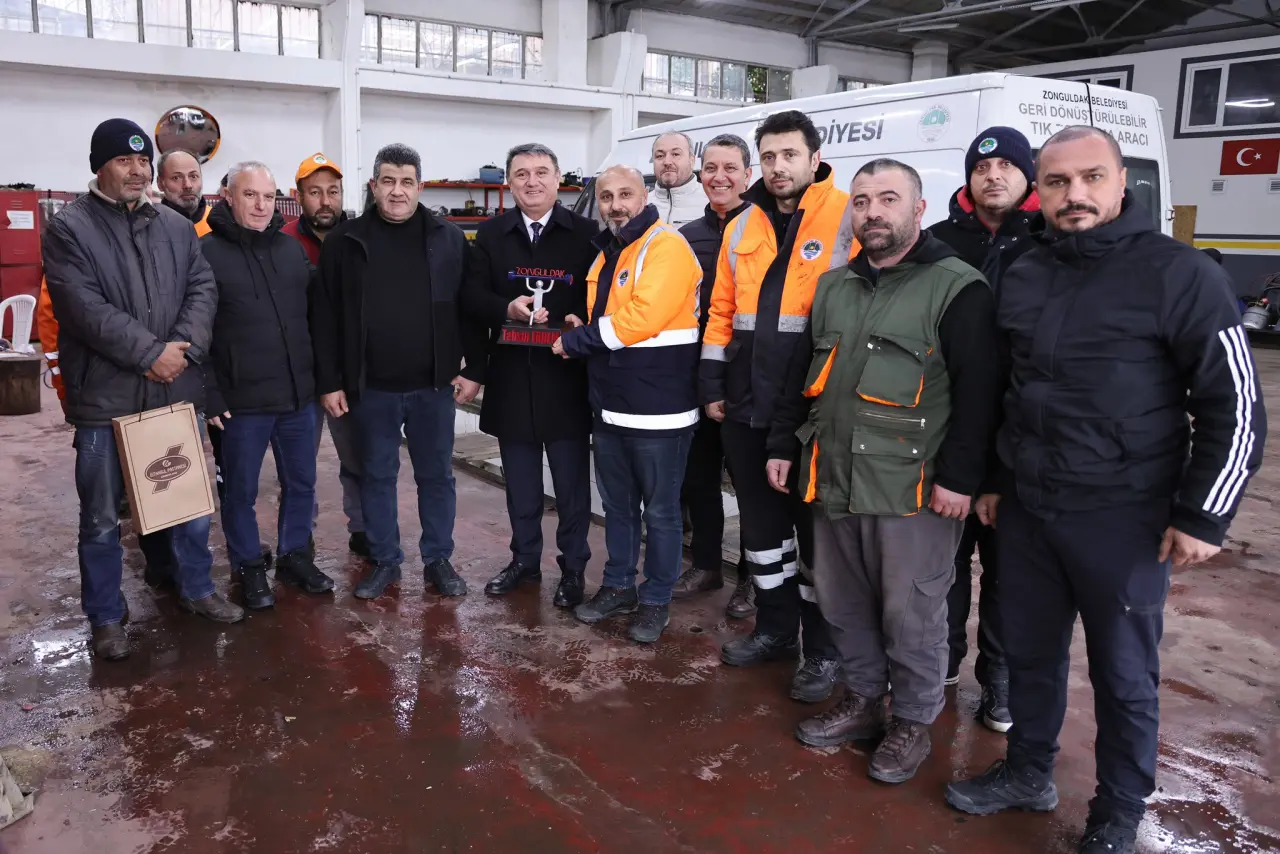 bir veya daha fazla kişi ve şunu diyen bir yazı 'TPE DİYESI ZONGULDA CRLEDIES GERI DONUS URULEBILIO JLEBILR TIK ARACI இ' görseli olabilir