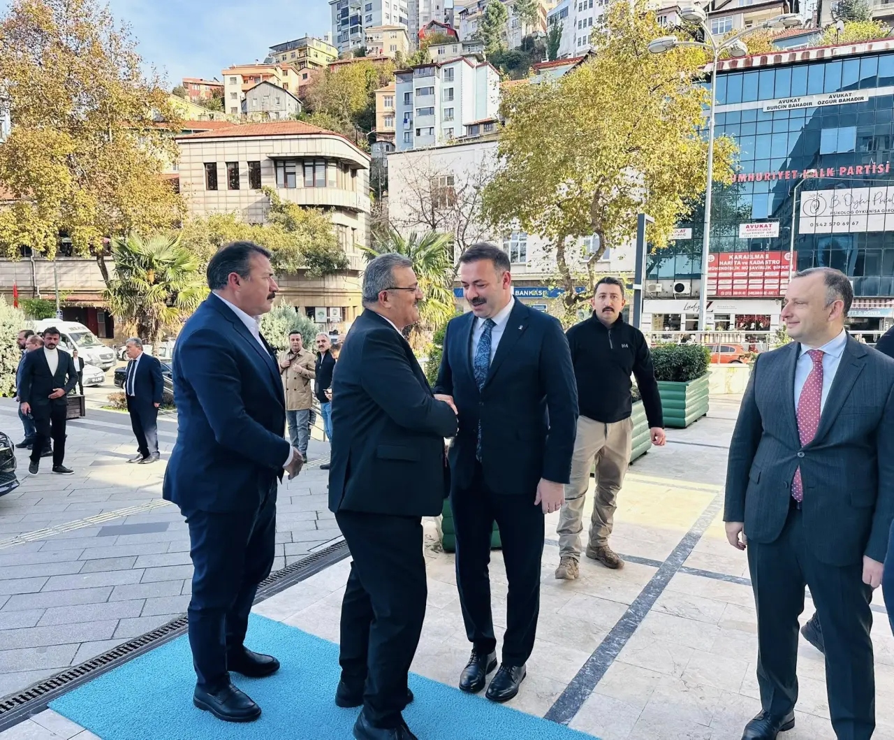 bir veya daha fazla kişi ve yazı görseli olabilir