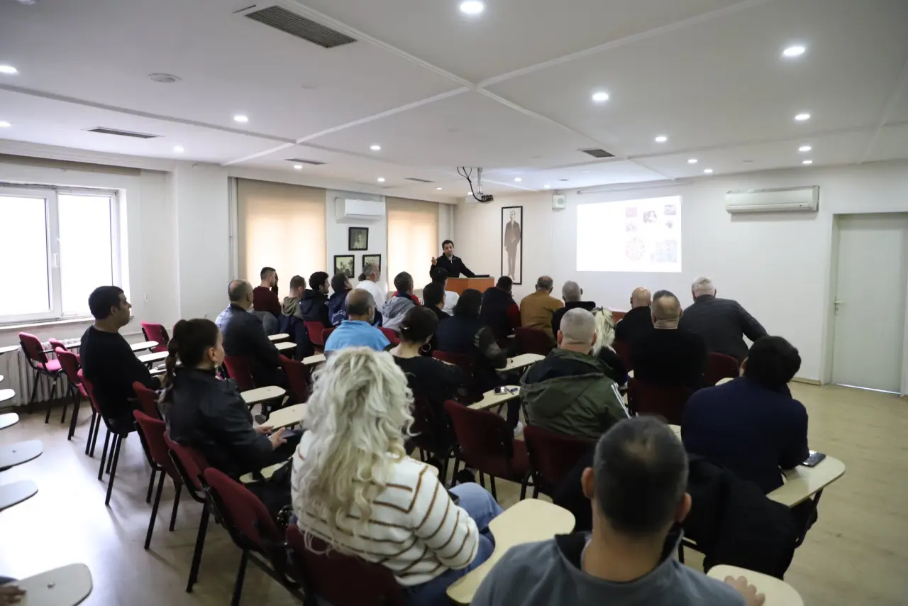 bir veya daha fazla kişi ve ders çalışan insanlar görseli olabilir