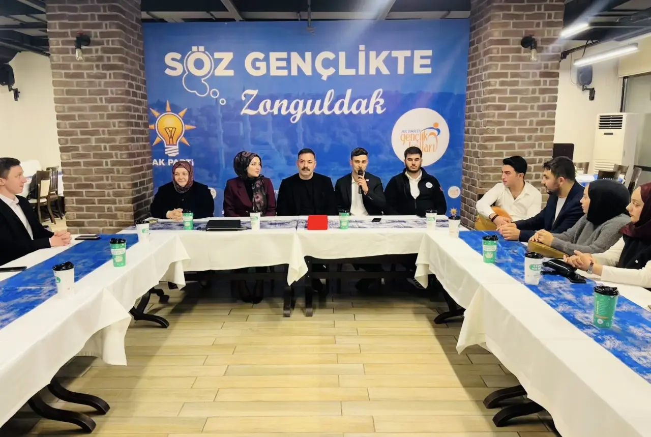 bir veya daha fazla kişi ve şunu diyen bir yazı 'SÖZ GENÇLİKTE ယဝ့ Zonguldak AK PA jencia' görseli olabilir