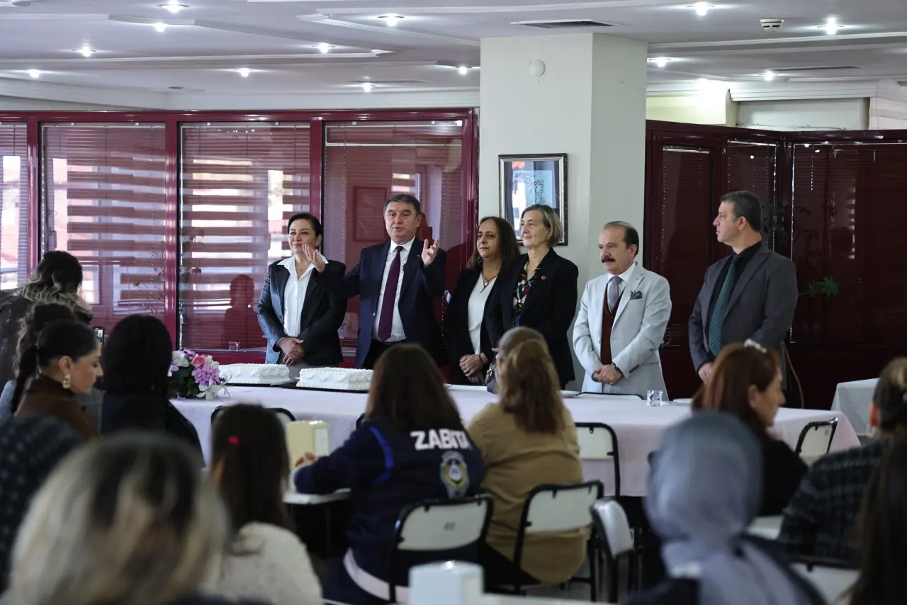 bir veya daha fazla kişi, ders çalışan insanlar ve şunu diyen bir yazı 'ZABI' görseli olabilir