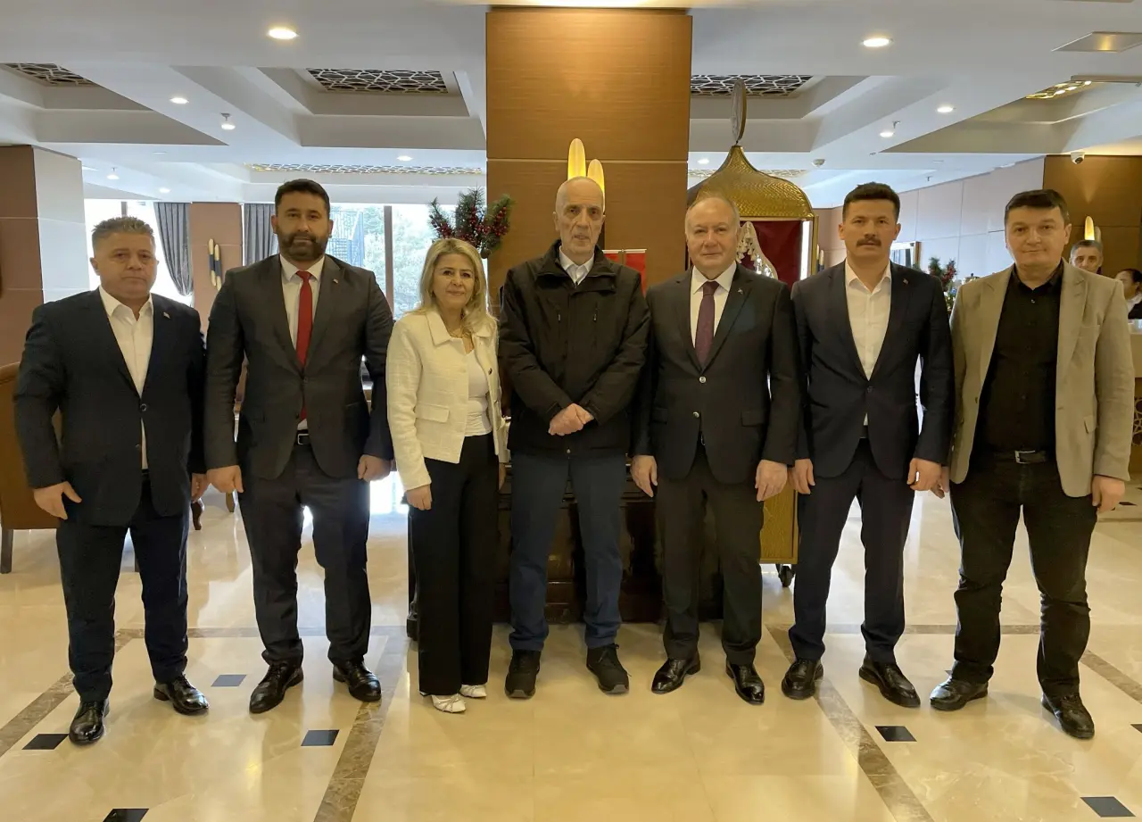 bir veya daha fazla kişi ve yazı görseli olabilir