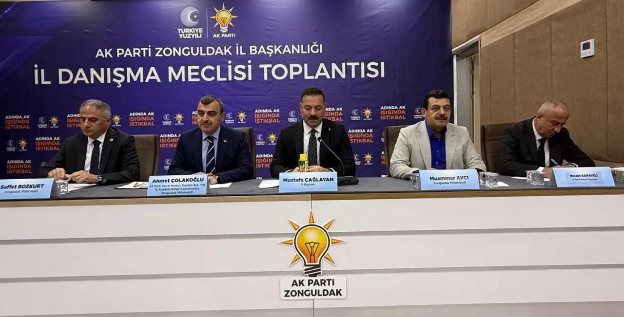 haber odası ve şunu diyen bir yazı 'TURKIYE PARTI AK PARTİ ZONGULDAK İL BASKANLIĞ İL DANIŞMA MECLİSİ TOPLANTISI ADINO ADINDA ADINDA TIKBAL ADINDA/ NDA AK ADINDA Saffet BOZKURT ADINDA AK ADINDA Ahmet COLAKOĞLU MemoNatA Mustafa ÇAĞLAYAN Muammer AVCI ငီးားနွတ်စပါး etuka MOKARAYRL AK PARTI ZONGULDAK' görseli olabilir