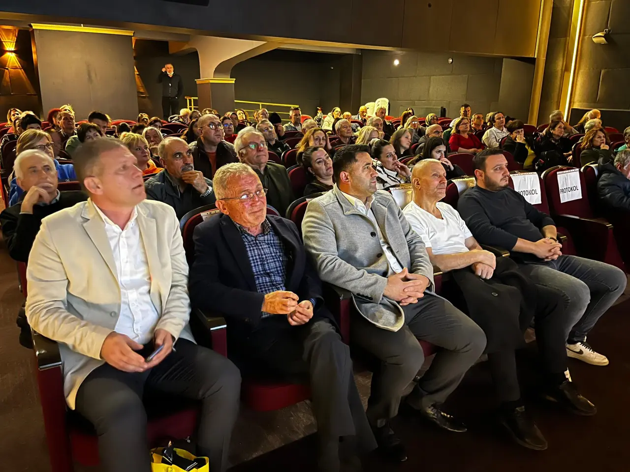 bir veya daha fazla kişi ve kalabalık görseli olabilir