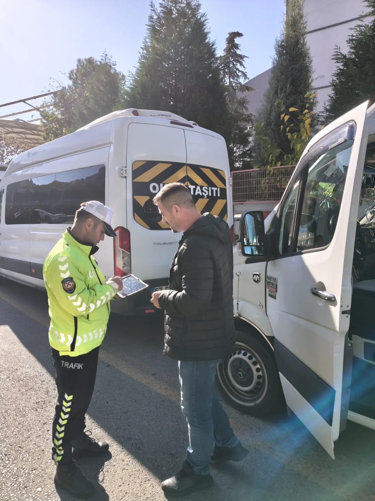 van, ambulans, yol ve yazı görseli olabilir