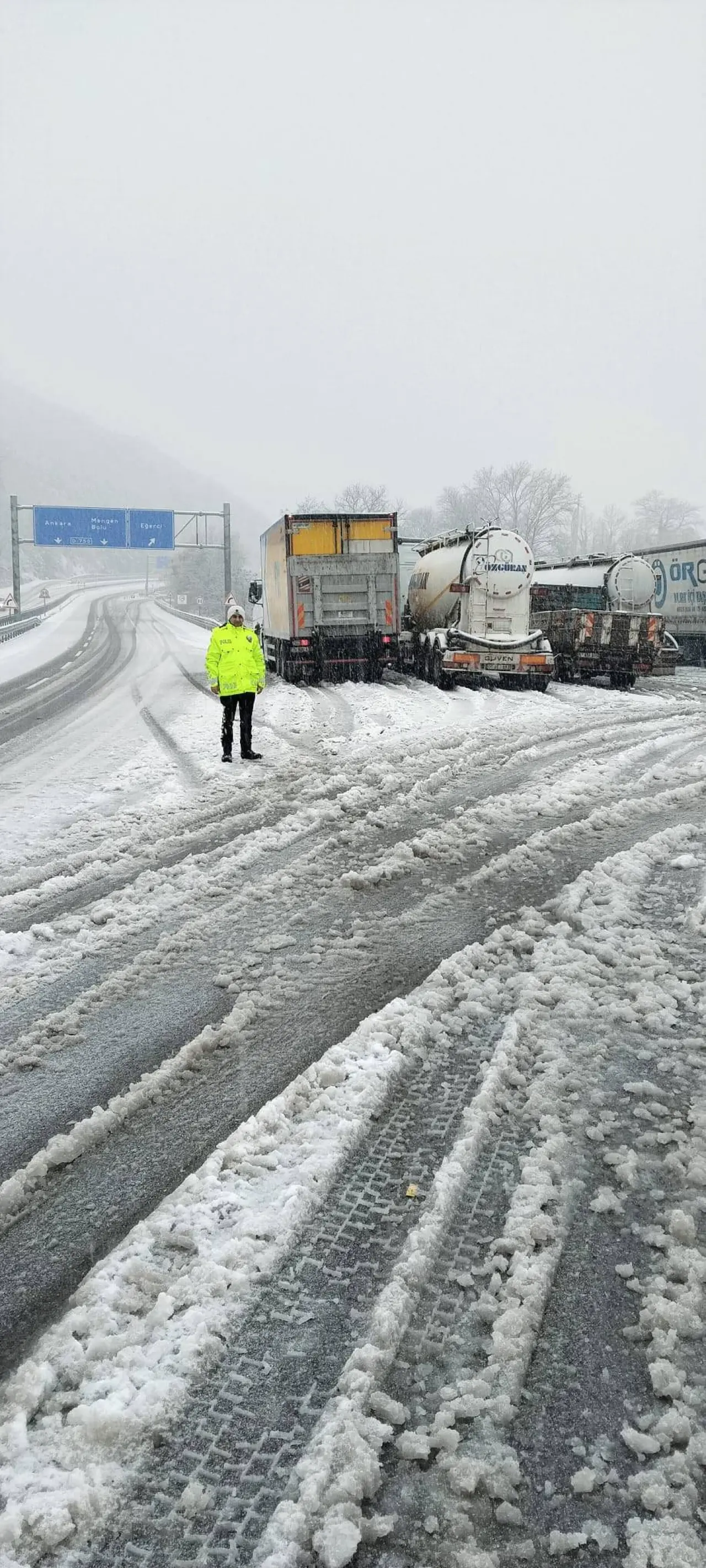 kar küreyici, yol ve yazı görseli olabilir