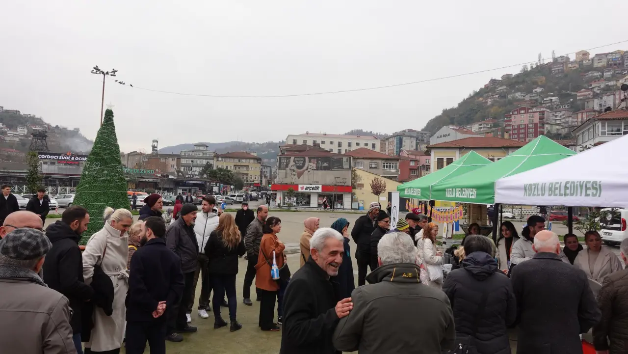 kalabalık ve yazı görseli olabilir