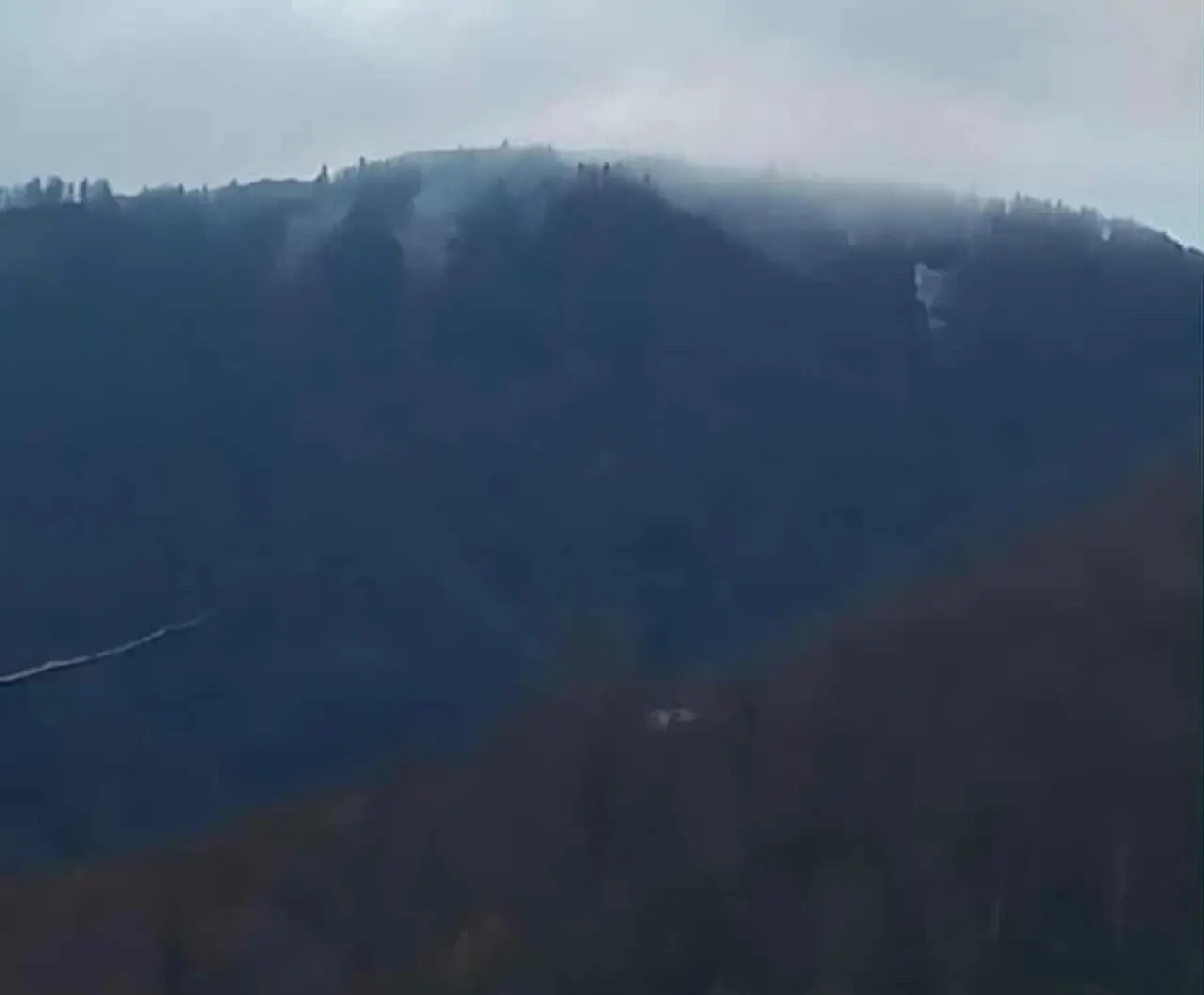 dağ, kayak pisti ve sis görseli olabilir