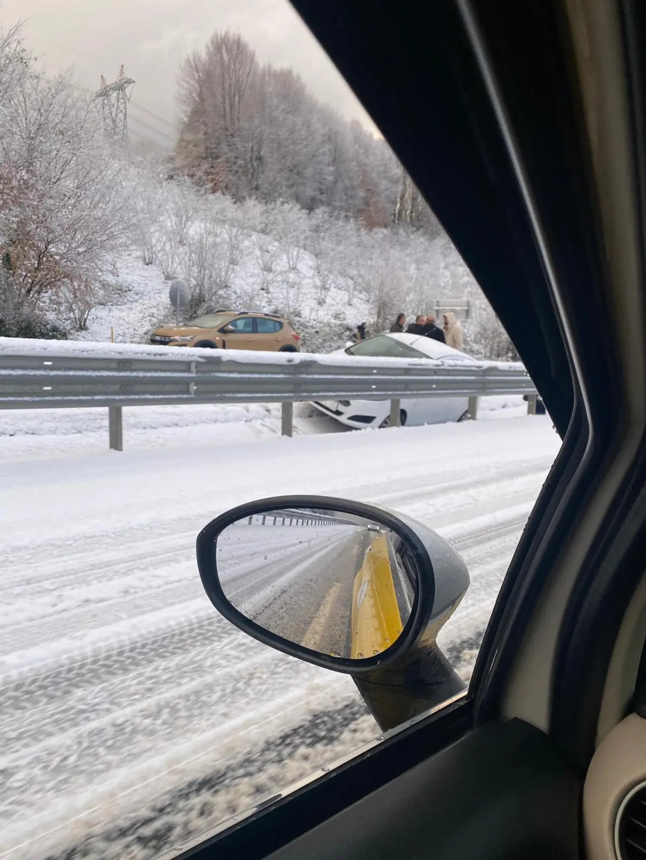 dikiz aynası, kayak pisti ve yol görseli olabilir