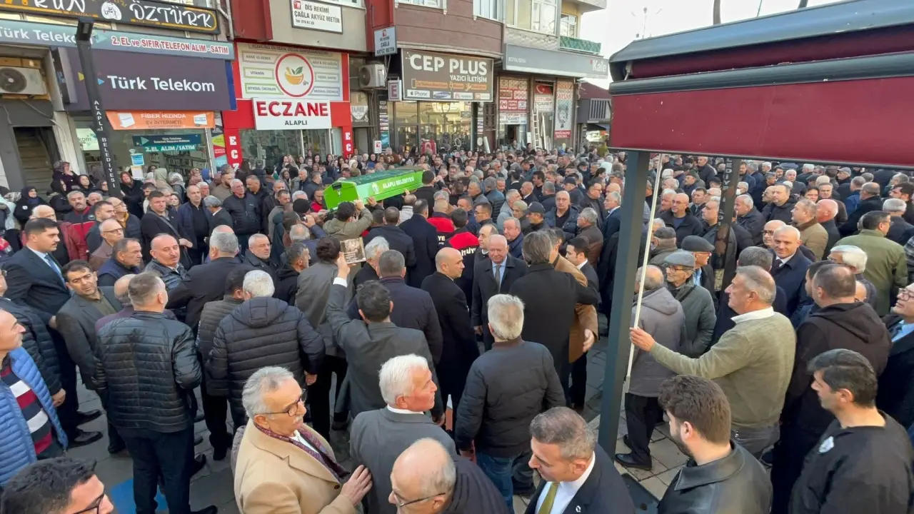 bir veya daha fazla kişi, kalabalık ve yazı görseli olabilir