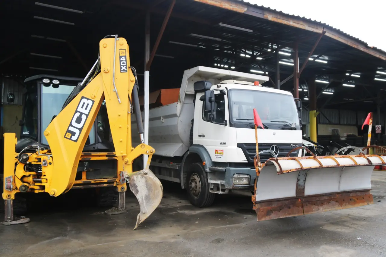 kar küreyici ve yazı görseli olabilir