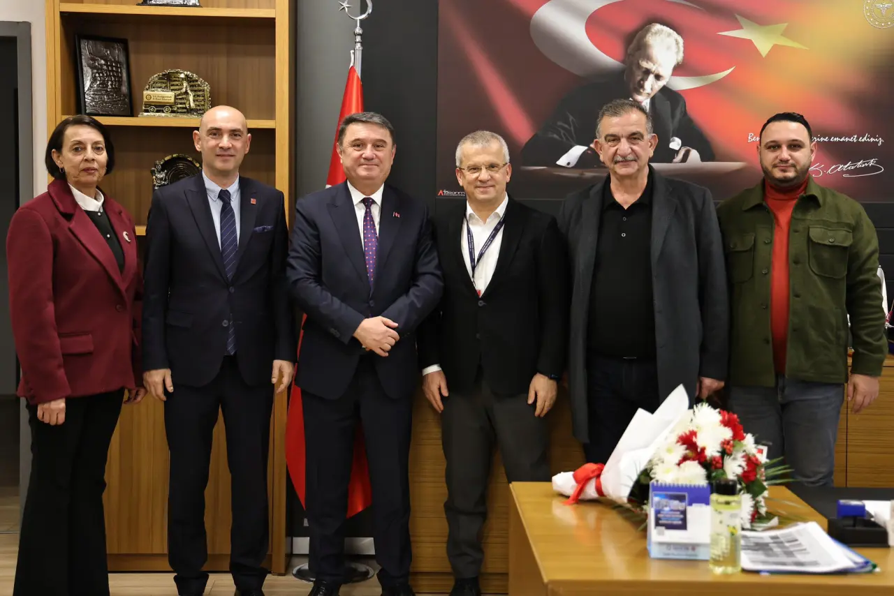 bir veya daha fazla kişi, haber odası ve yazı görseli olabilir