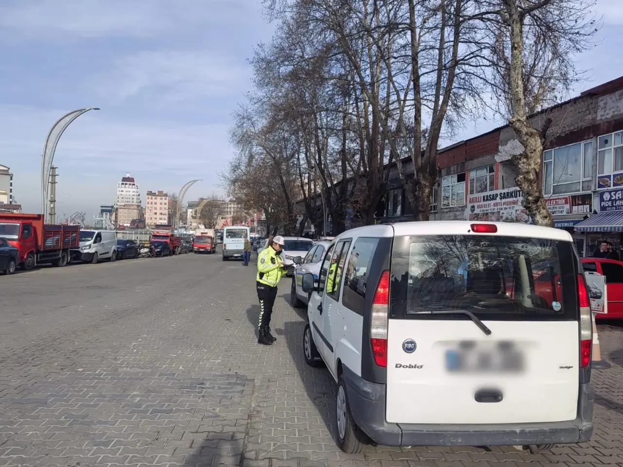 araba, ambulans, yol ve yazı görseli olabilir