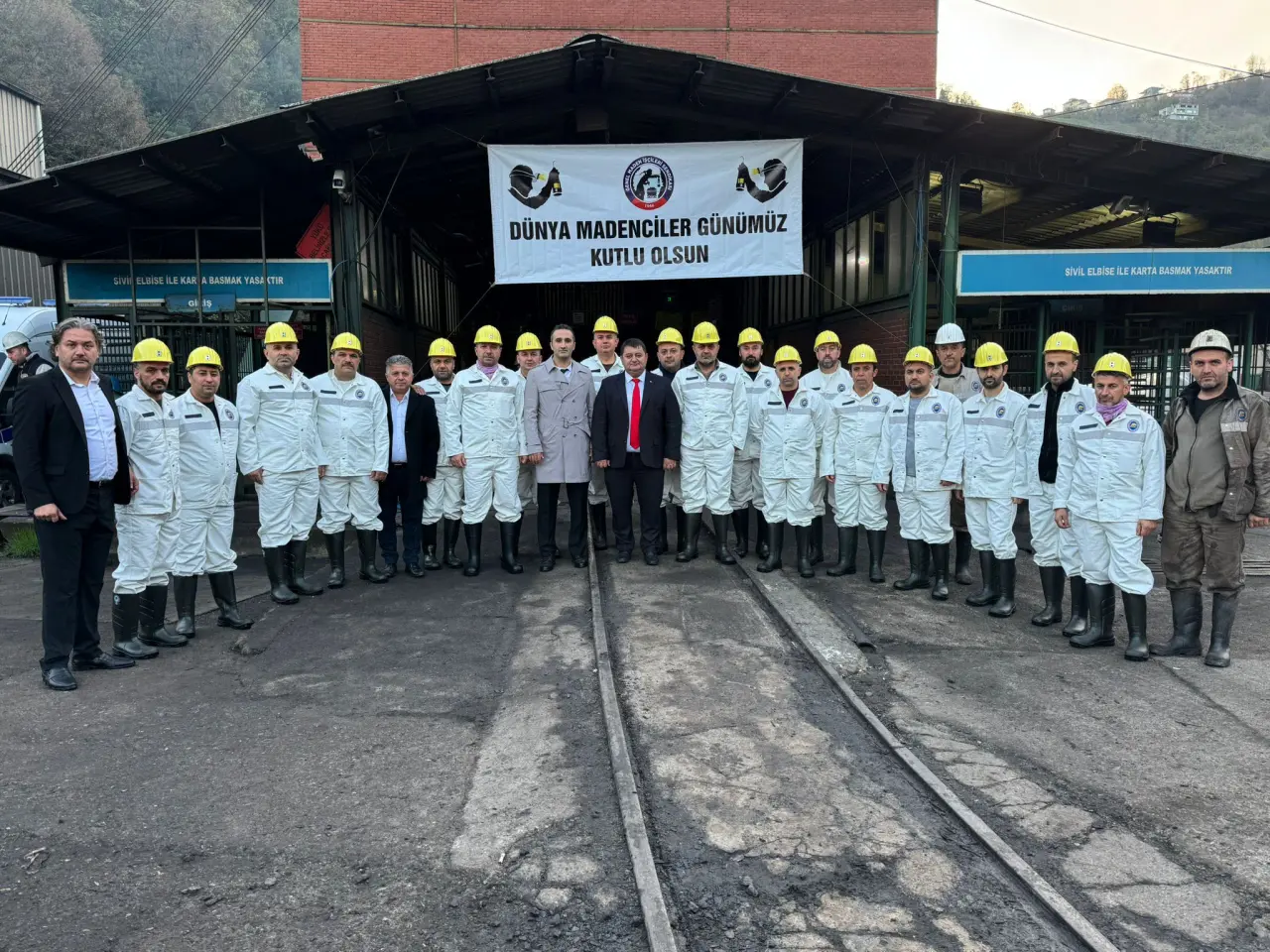 bir veya daha fazla kişi ve yazı görseli olabilir