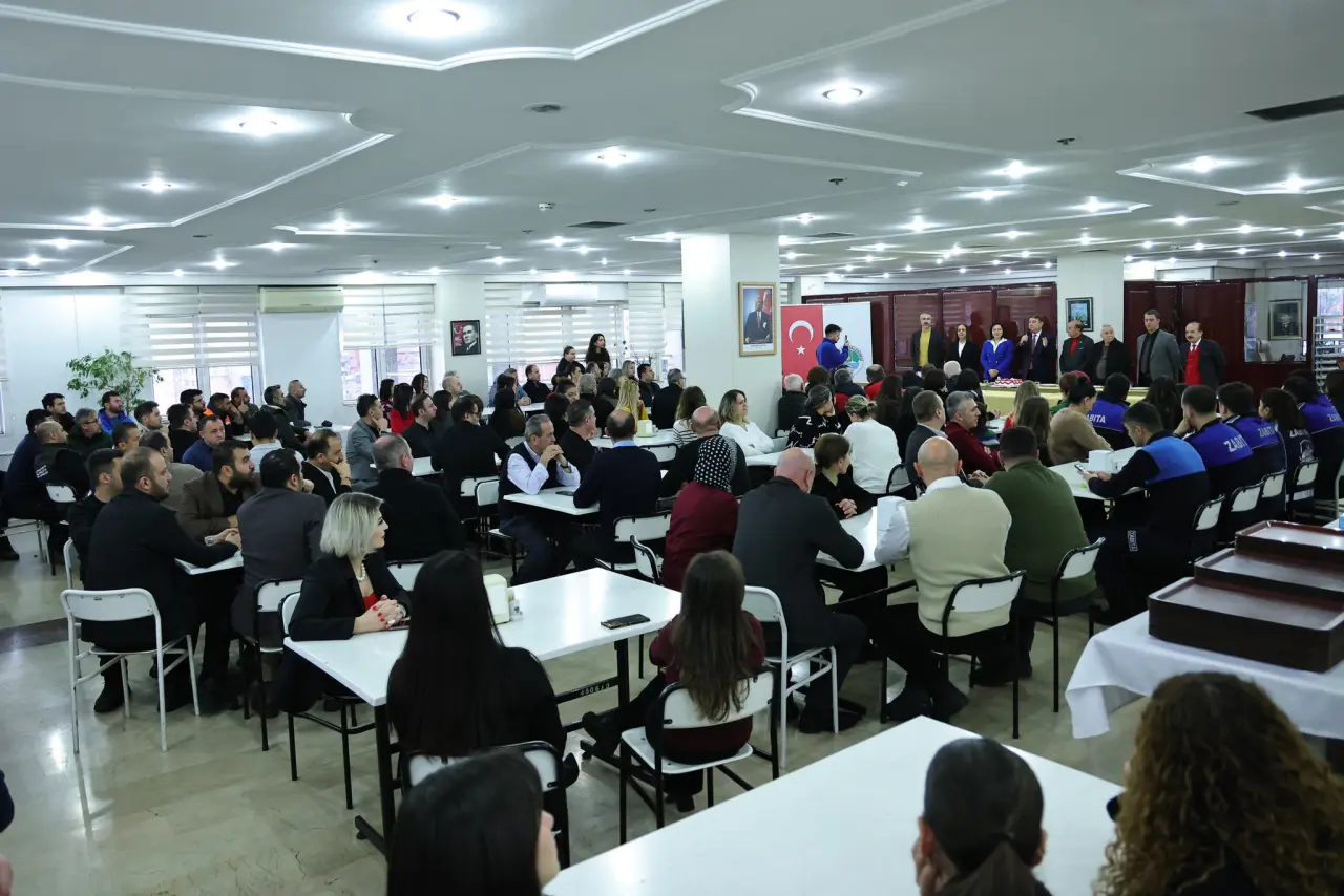 bir veya daha fazla kişi ve yazı görseli olabilir