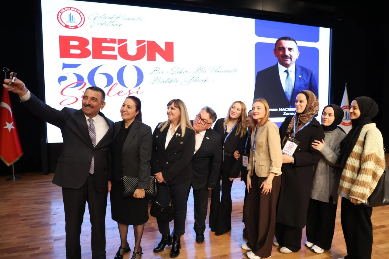 bir veya daha fazla kişi ve yazı görseli olabilir