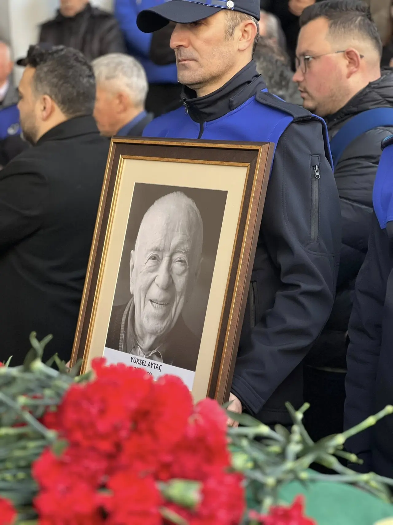 şunu diyen bir yazı '(t K' görseli olabilir