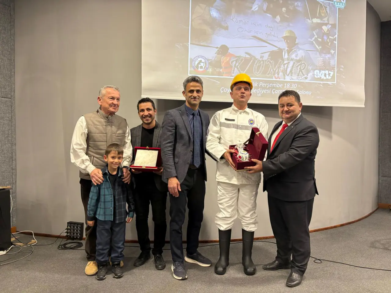 ‎şunu diyen bir yazı '‎日ま工 Kömor اخالا dead Omirtigin 1ーid AAomиR 0117 Perşembe Persembe18.30- 18.30 ٧ Çay lediyesi Çars Salonu‎'‎ görseli olabilir