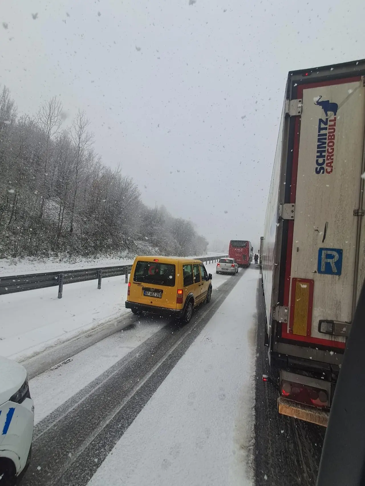 kar küreyici, yol ve yazı görseli olabilir