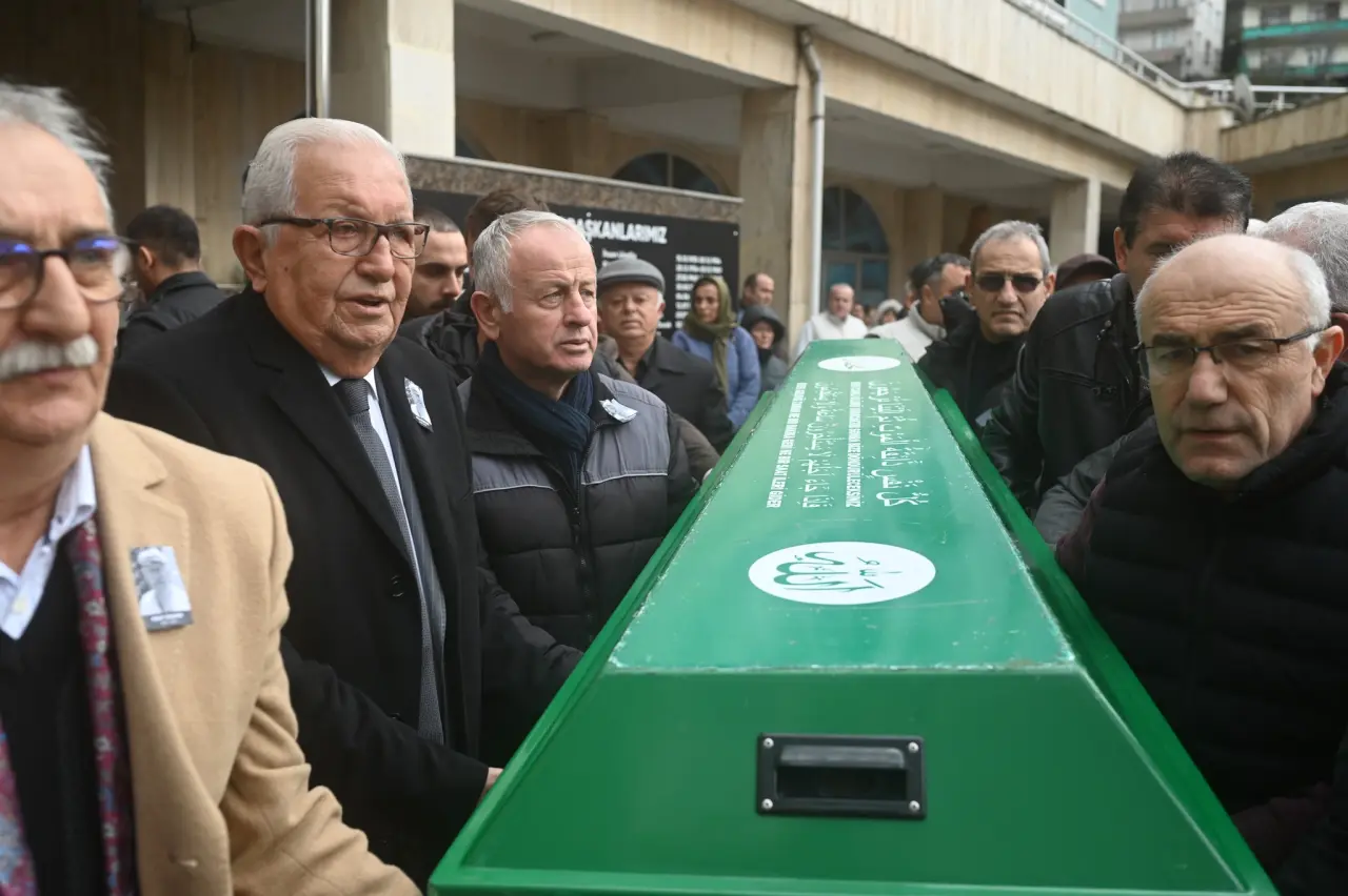 bir veya daha fazla kişi, kalabalık ve yazı görseli olabilir