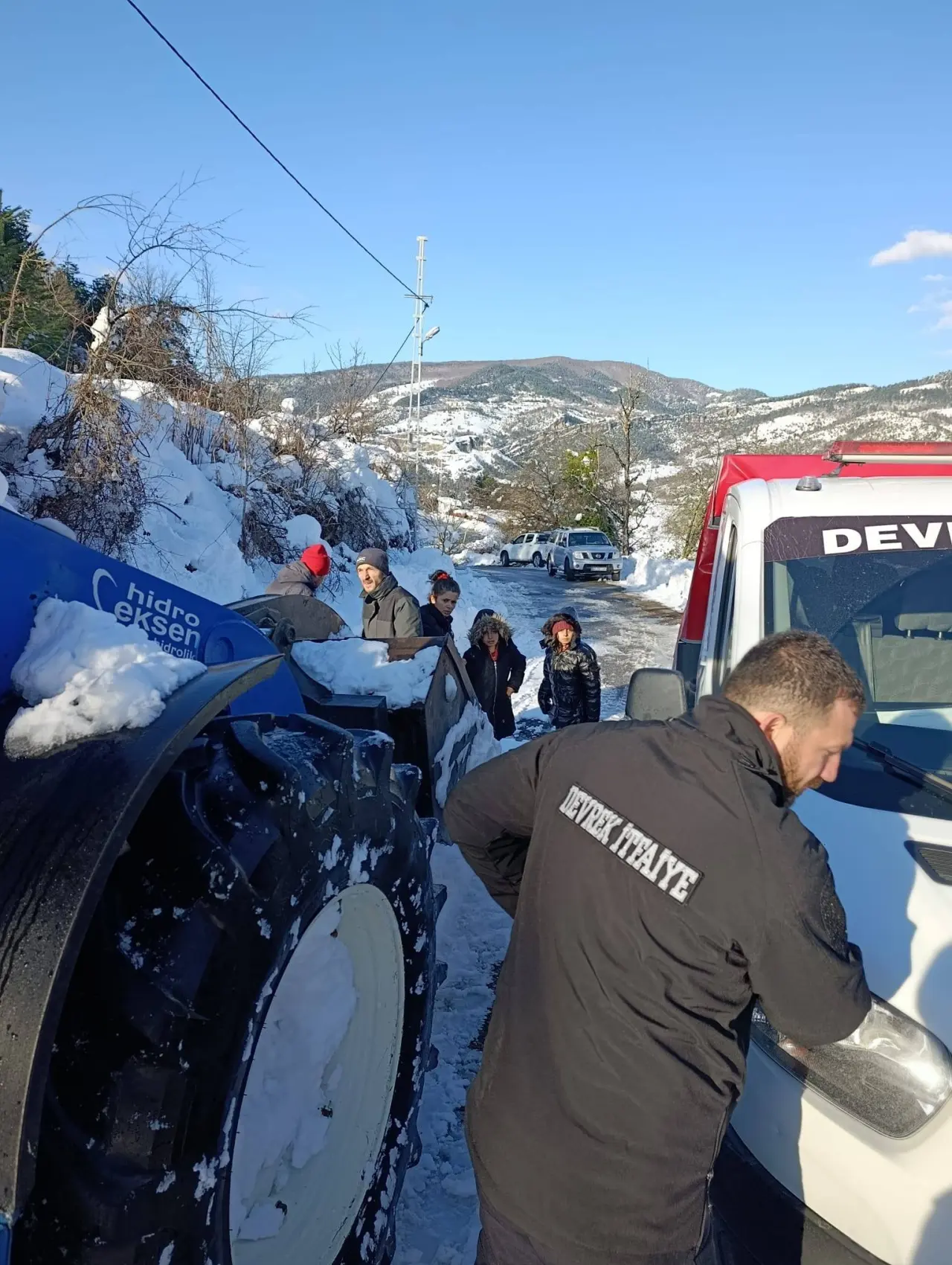 kar küreyici, kayak pisti ve yazı görseli olabilir