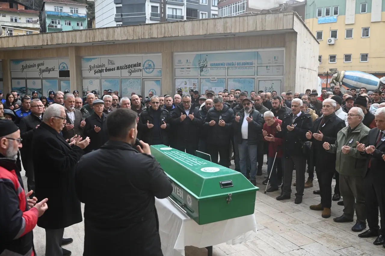 bir veya daha fazla kişi, kalabalık ve yazı görseli olabilir