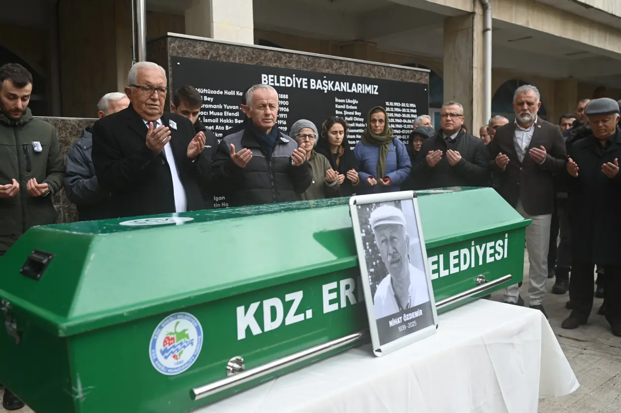 bir veya daha fazla kişi ve yazı görseli olabilir