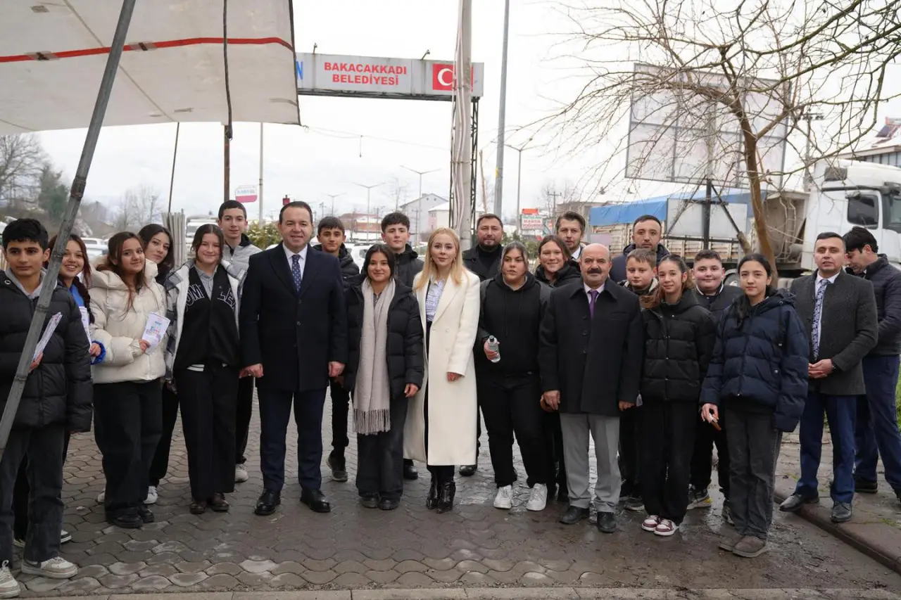 bir veya daha fazla kişi ve şunu diyen bir yazı 'C' görseli olabilir