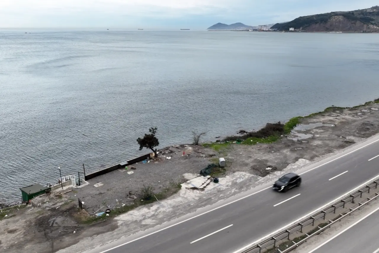 yol ve okyanus görseli olabilir