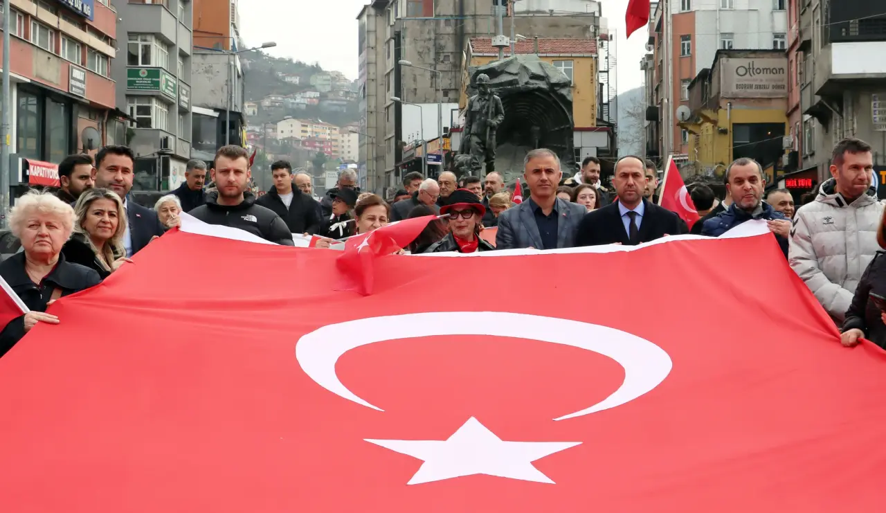 bir veya daha fazla kişi ve yazı görseli olabilir