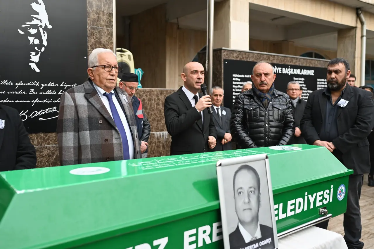 bir veya daha fazla kişi ve yazı görseli olabilir