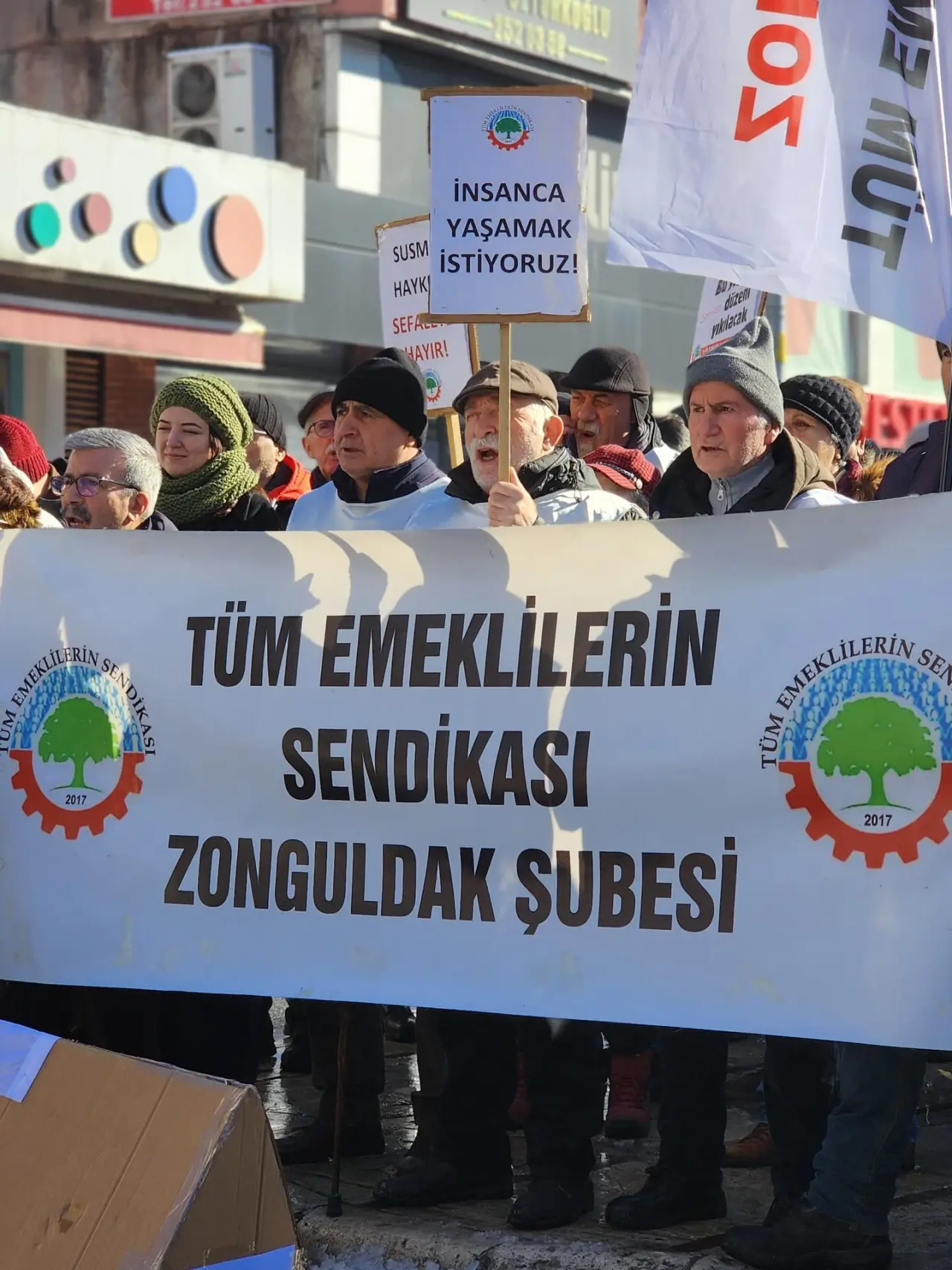 bir veya daha fazla kişi ve yazı görseli olabilir