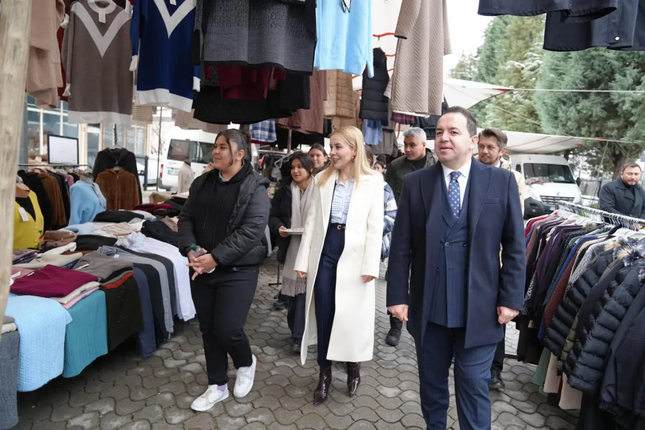 bir veya daha fazla kişi, takım elbise, samur kürk, palto ve yünlü mont görseli olabilir