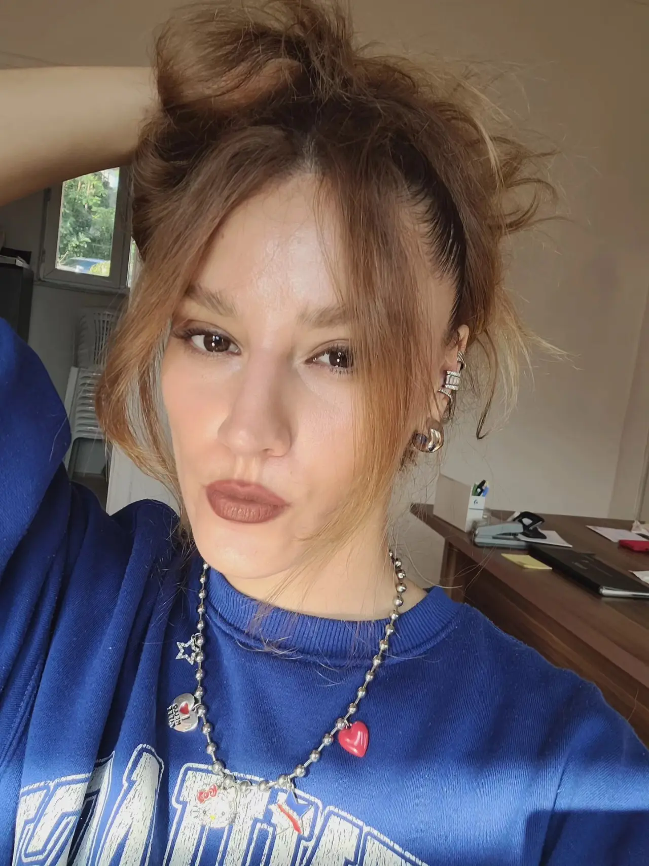 bir veya daha fazla kişi, kâkül ve sarı saç görseli olabilir