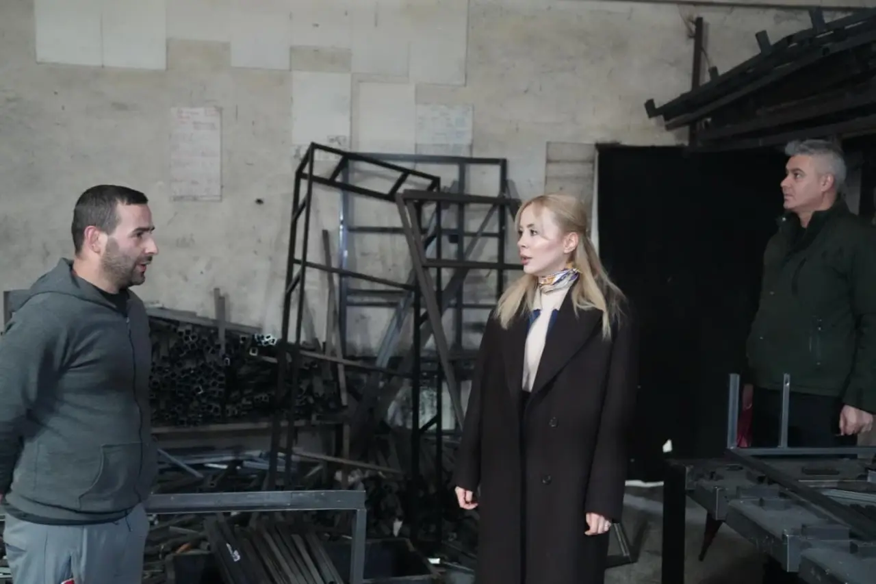 bir veya daha fazla kişi ve sarı saç görseli olabilir