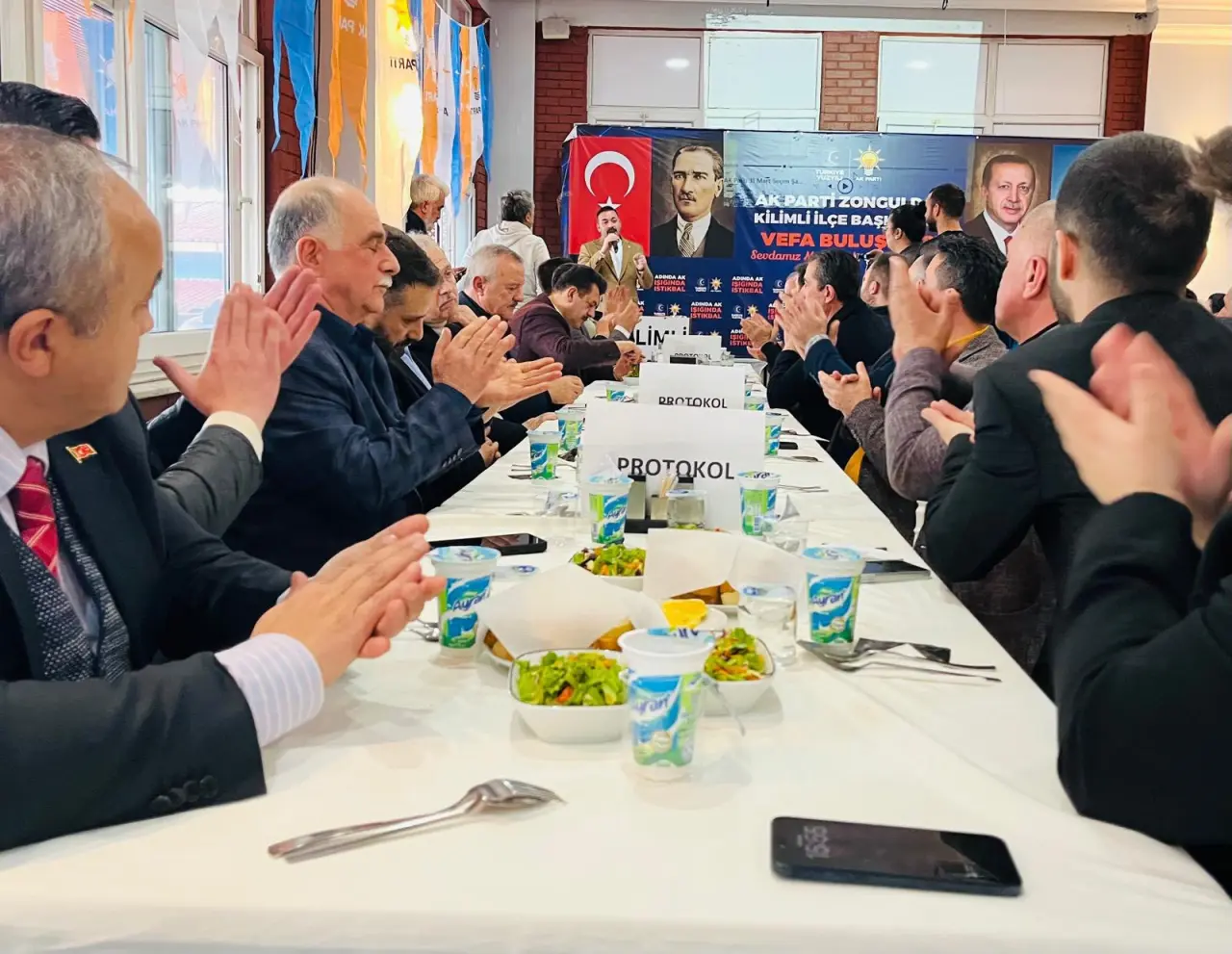 bir veya daha fazla kişi ve yazı görseli olabilir