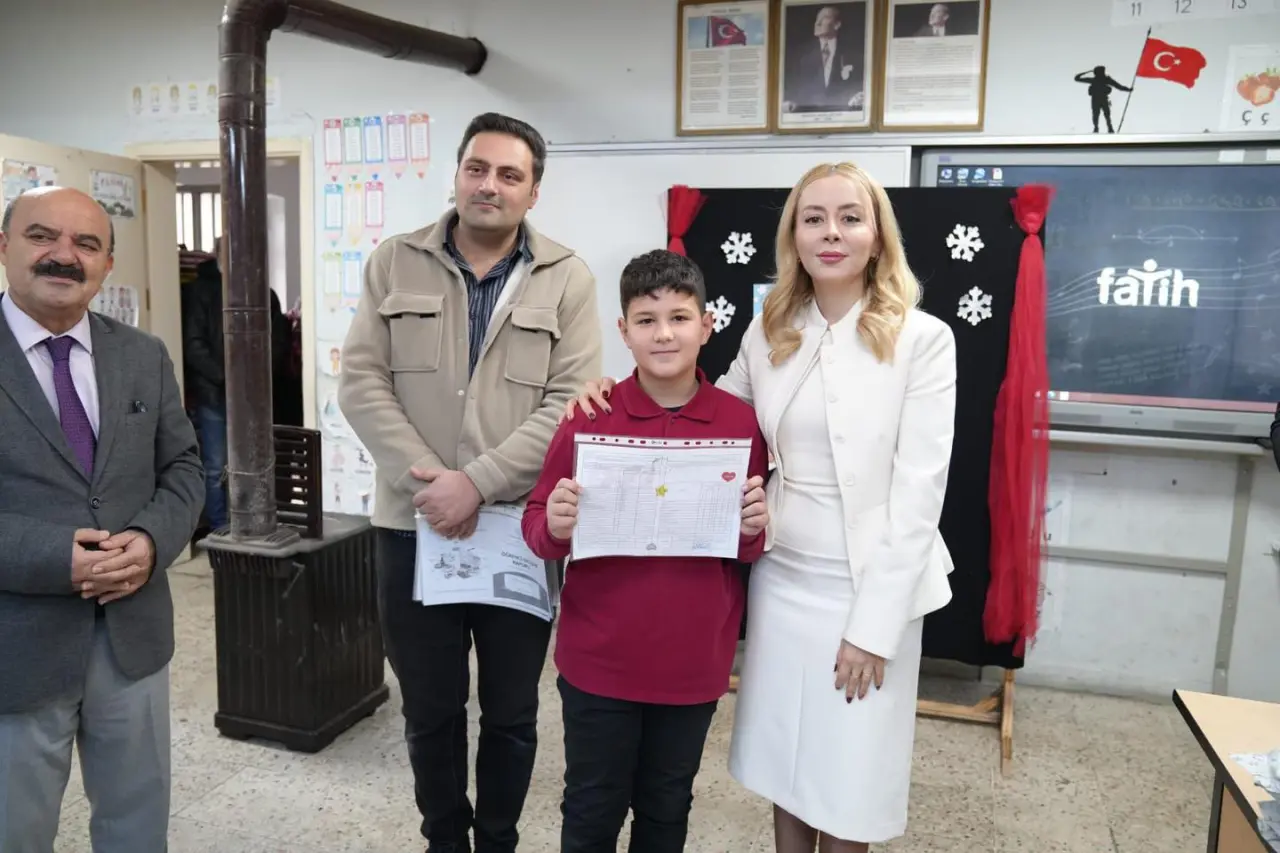 bir veya daha fazla kişi ve yazı görseli olabilir