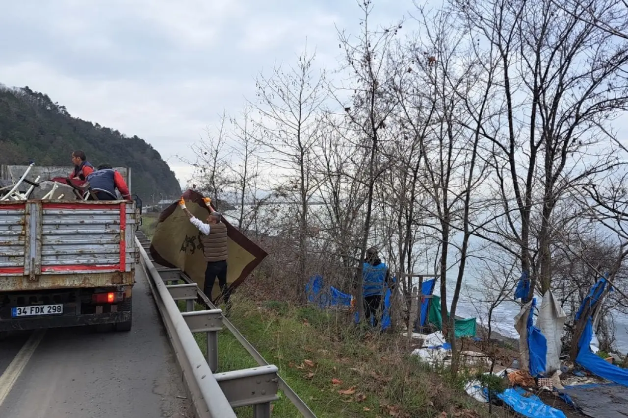 tren, yol ve yazı görseli olabilir