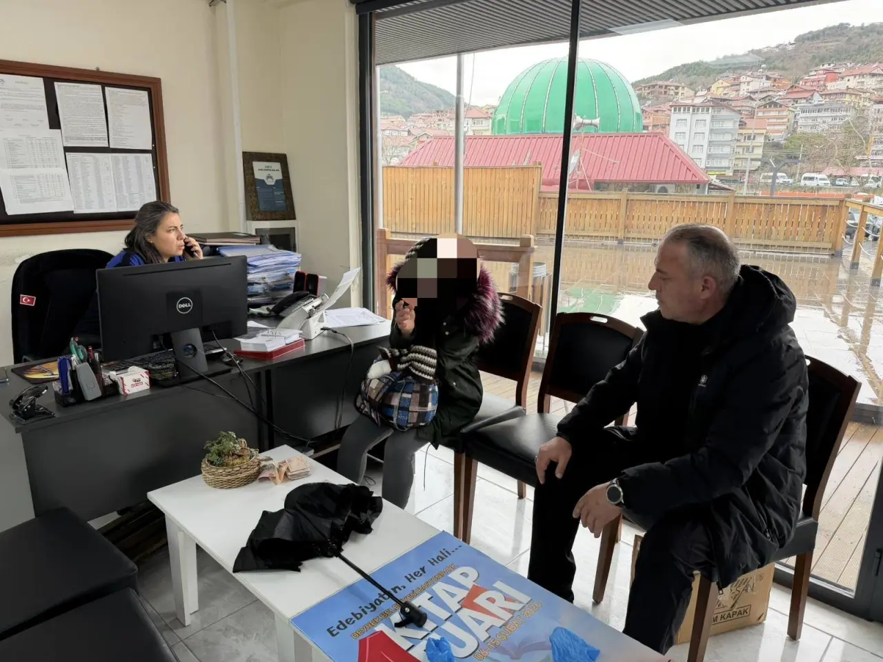 bir veya daha fazla kişi ve yazı görseli olabilir