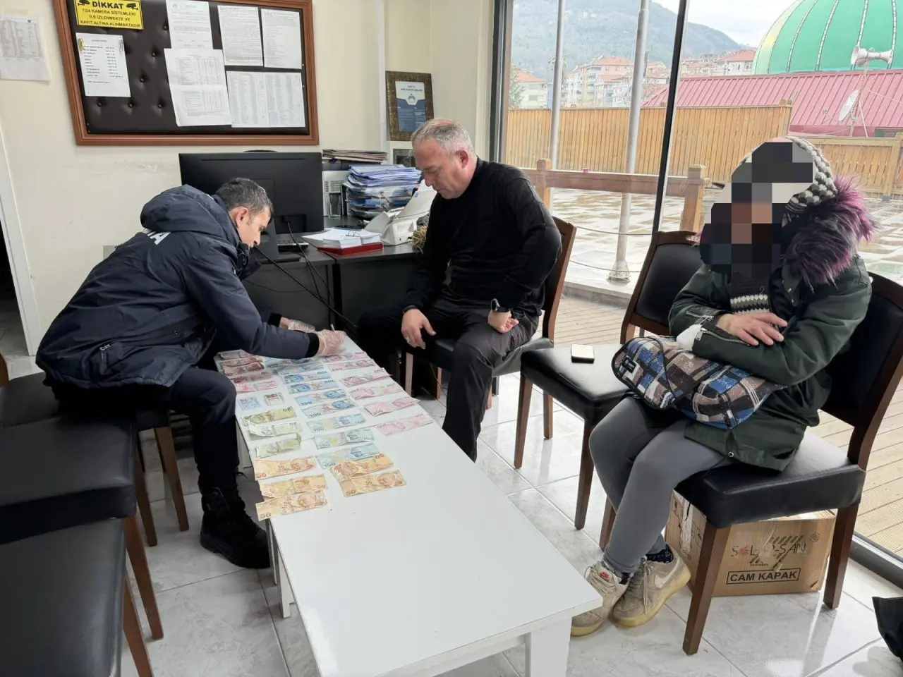 bir veya daha fazla kişi ve yazı görseli olabilir