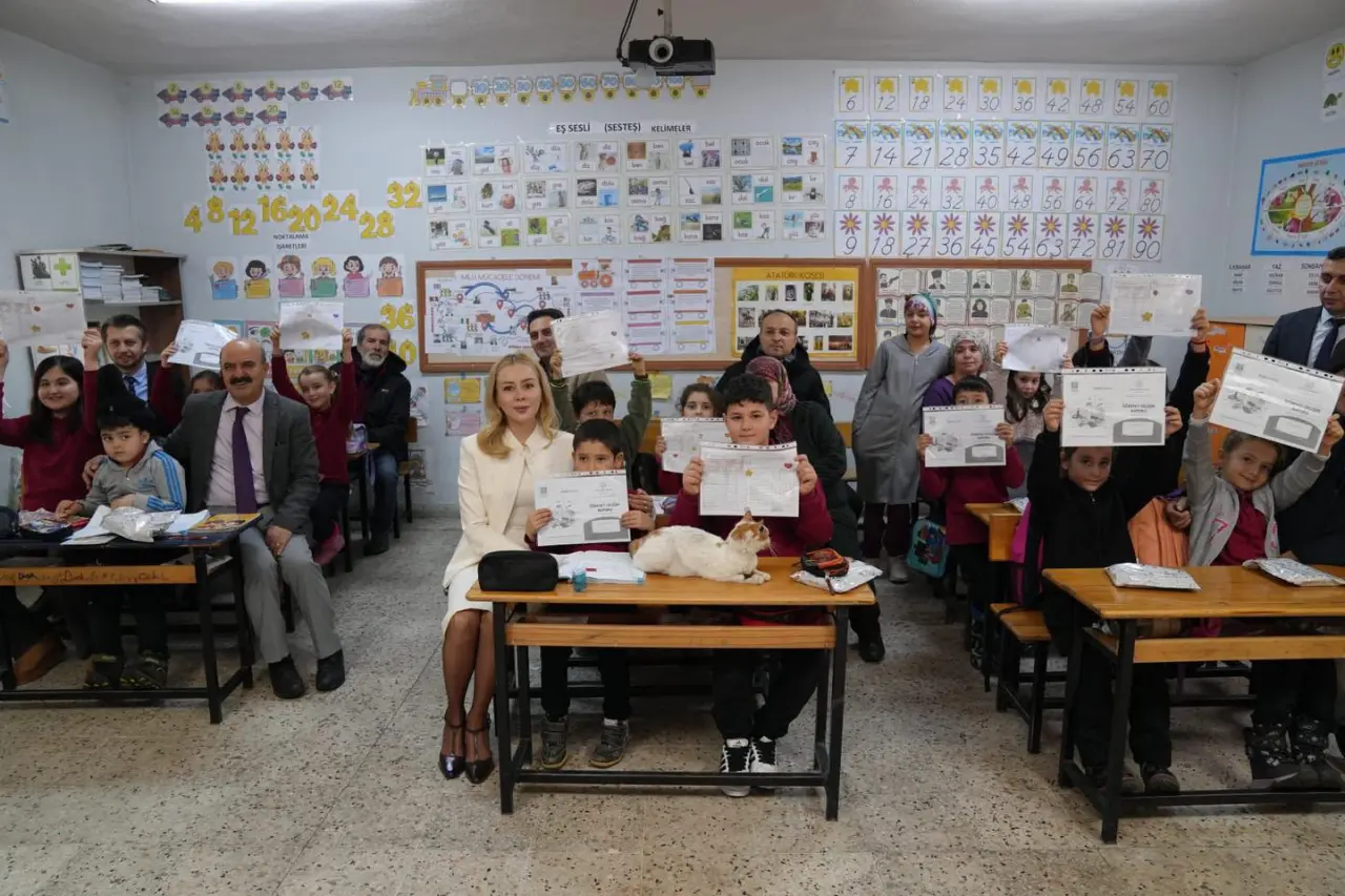 bir veya daha fazla kişi, ders çalışan insanlar ve yazı görseli olabilir