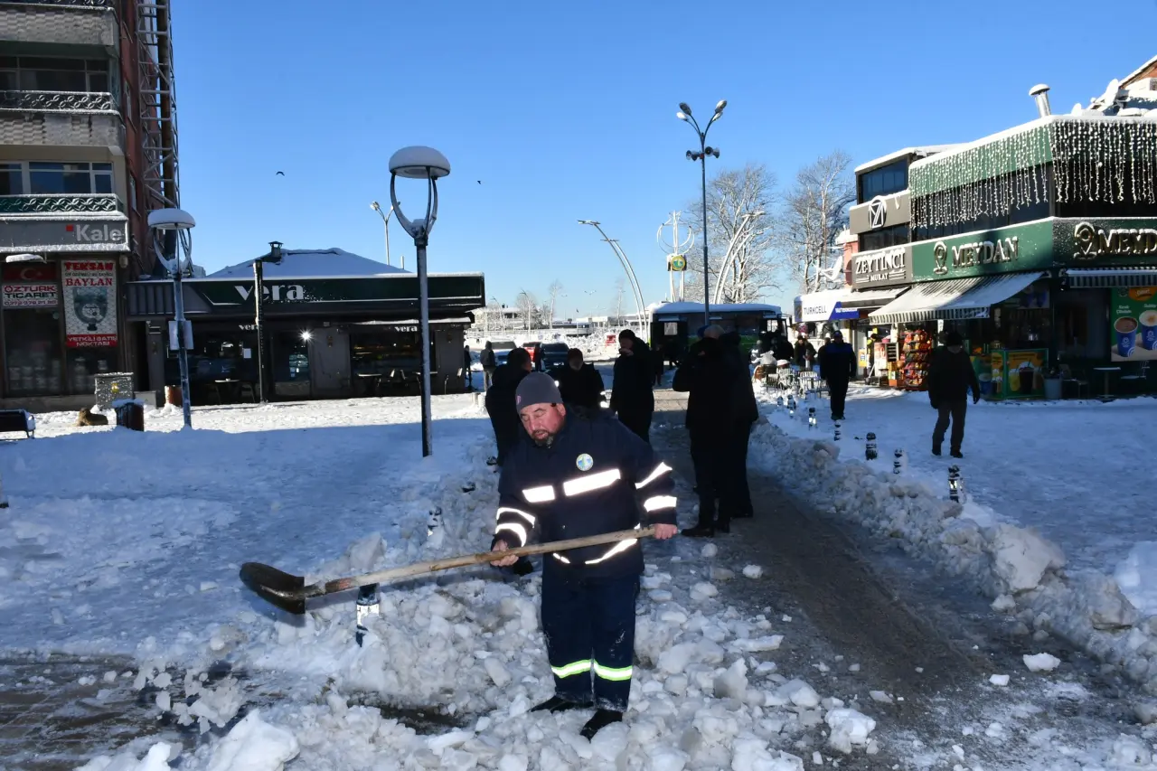 sokak, Arktika, kayak pisti ve yazı görseli olabilir