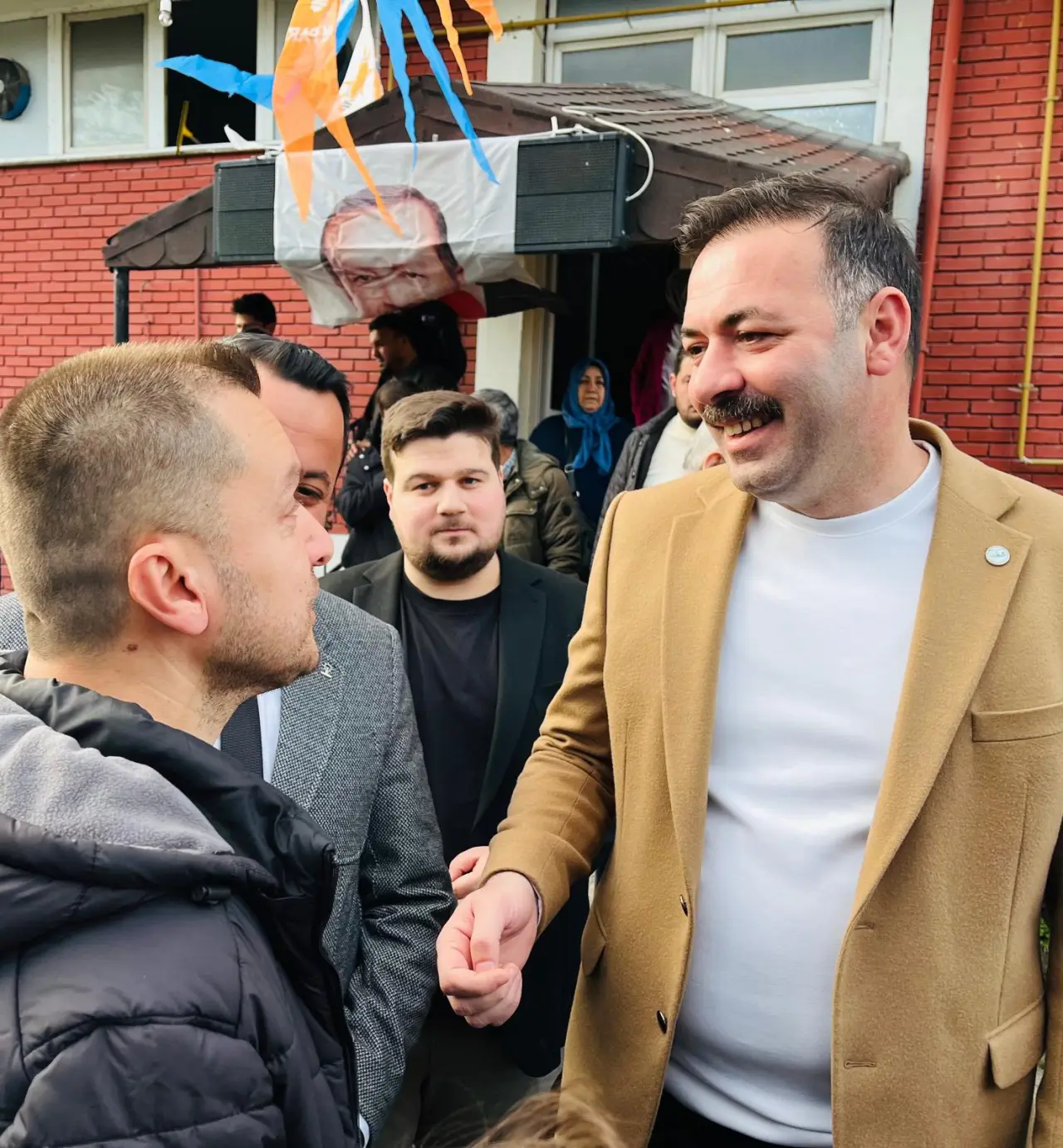 bir veya daha fazla kişi ve sakal görseli olabilir