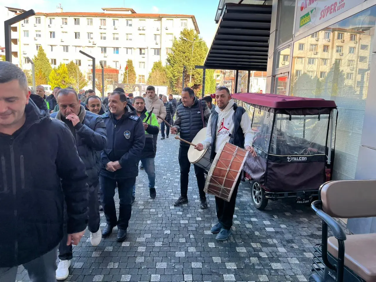 bir veya daha fazla kişi, akordeon, sokak, Brandenburg Kapısı ve yazı görseli olabilir