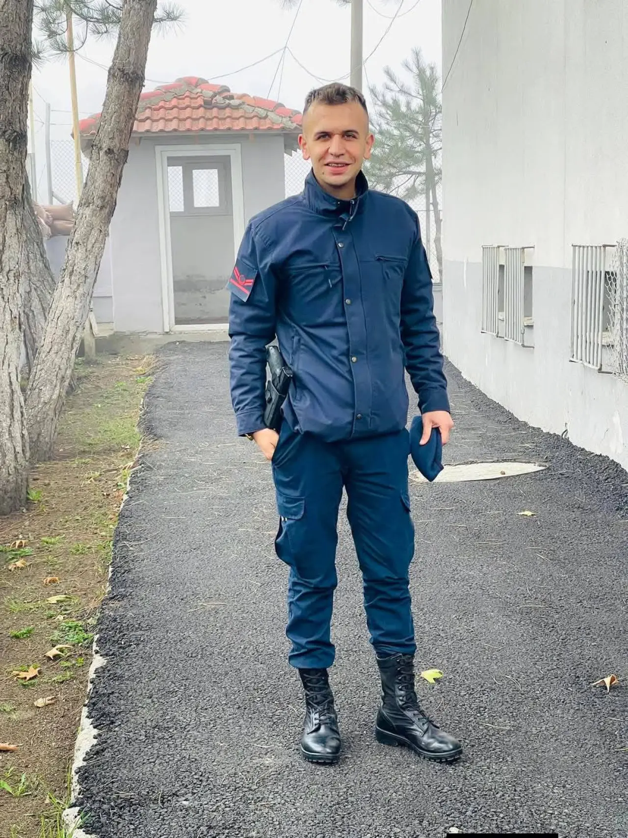 bir veya daha fazla kişi ve brogue ayakkabı görseli olabilir